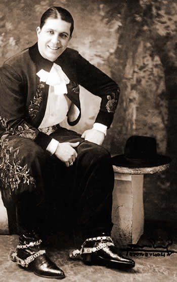 Carlos Gardel con la canción “Mi noche triste” Carlos Gardel le dio un vuelco a su carrera y lo convirtió, oficialmente, en el primer cantor de tangos. Su sociedad artística con José Razzano potencia a los dos.